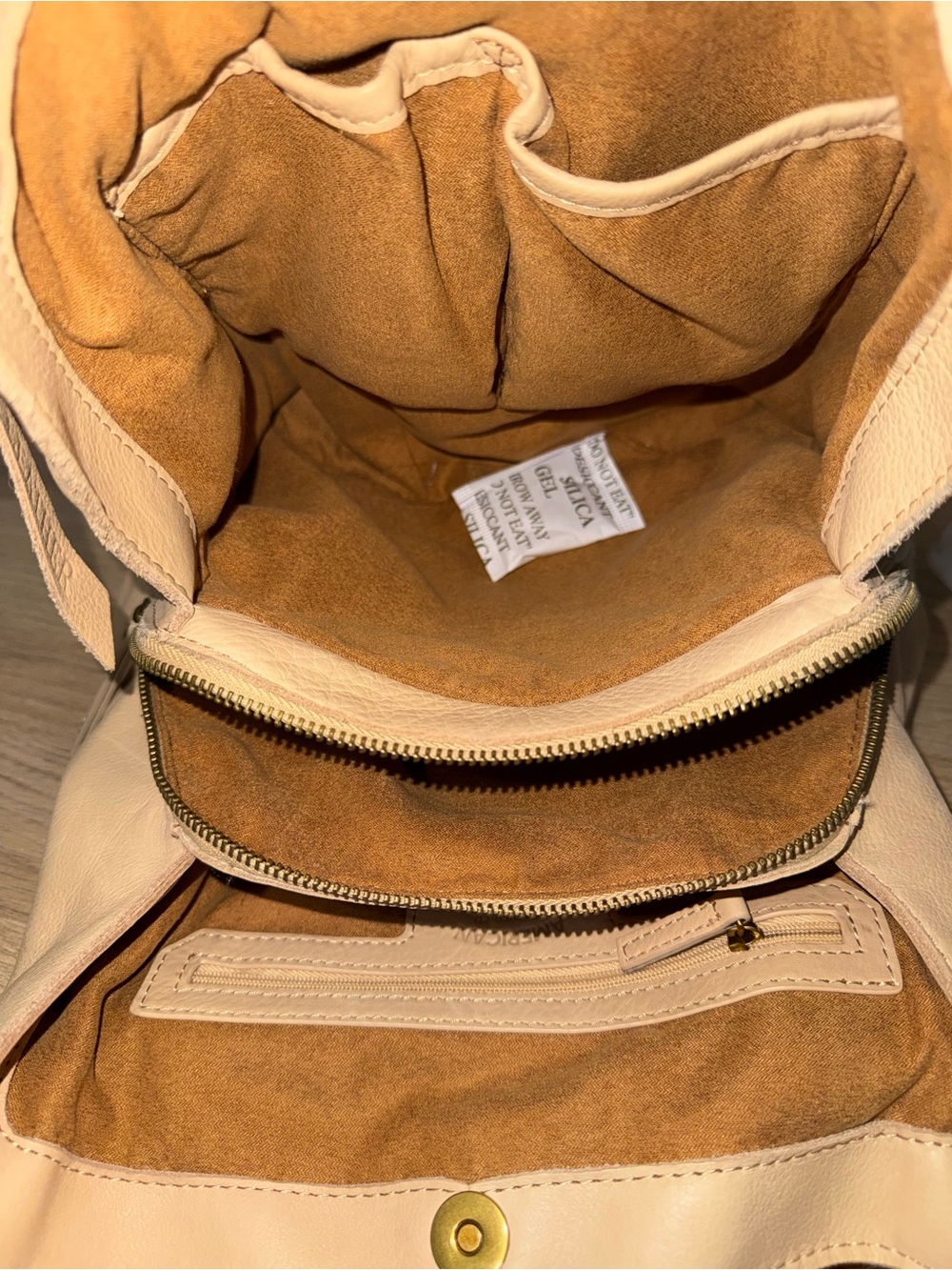 AMERICAN LEATHER CO. Cream Leather Shoulder Bag. - Picture 14 of 14